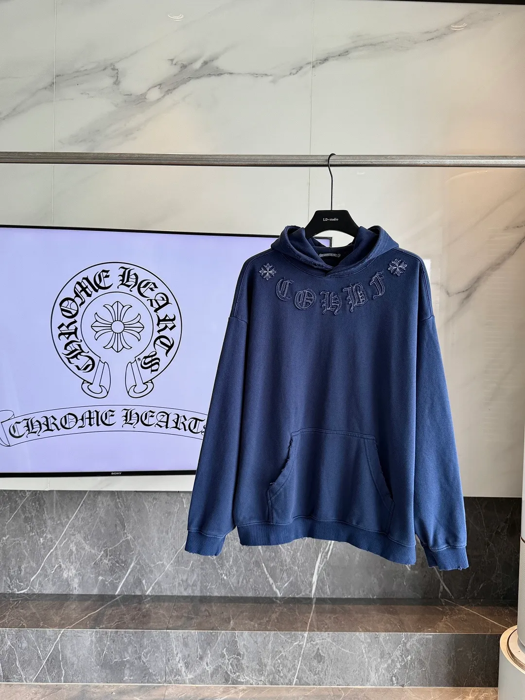 P320 🔥🔥🔥ceiling level 𝗖𝗵𝗿𝗼𝗺𝗲 𝗛𝗲𝗮𝗿𝘁𝘀/Cro Heart 2025 cross patch embroidery summer new original single counter American acid washed distressed laser burnt patch embroidery couple casual hooded sweatshirt 👑The highest version! Customized fabric 440g tripe terry fabric! American acid-washed and distressed original fabric laser burnt ✟appliqué embroidery and exquisite embroidery of letters! The best-selling model at the counter. It is very comfortable to wear. It is low-key yet luxurious. It is very classy when worn. The large size and tailoring are needless to say. The upper body is exquisite and vivid. 👍High-end first-class materials. A truly palace-level product. The cotton from Turkey is of outstanding quality. After heavy washing, the clothes are very soft! Not picky, the upper body is absolutely stylish and extremely luxurious. Auxiliary materials: The original model has been authenticated and labeled ➕100% silk washed with water label. Genuine purchase-grade original hangtag➕matching hanging rope➕3D hanging beads➕original packaging bag. Craftsmanship: The original version has consistent wiring! The highest version of the armhole matching technique! Countless times of pattern making to 100% restore the original appearance! The correct version is the same for men and women, super eye-catching, super good-looking, and super atmospheric! Color: White Black Royal Blue Size: S-XL